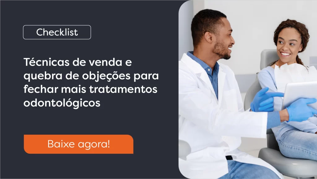 Profissional mostrando algo para a paciente.