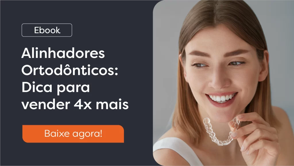 Mulher segurando alinhadores ortodônticos para usar.