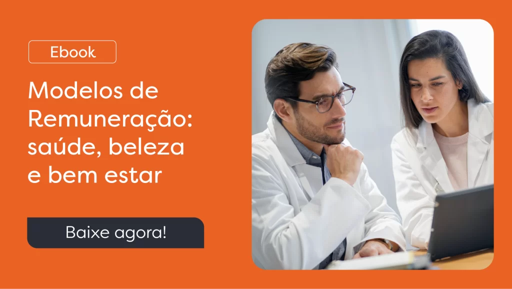 Mulher mostrando para o rapaz sobre modelos de remuneração.