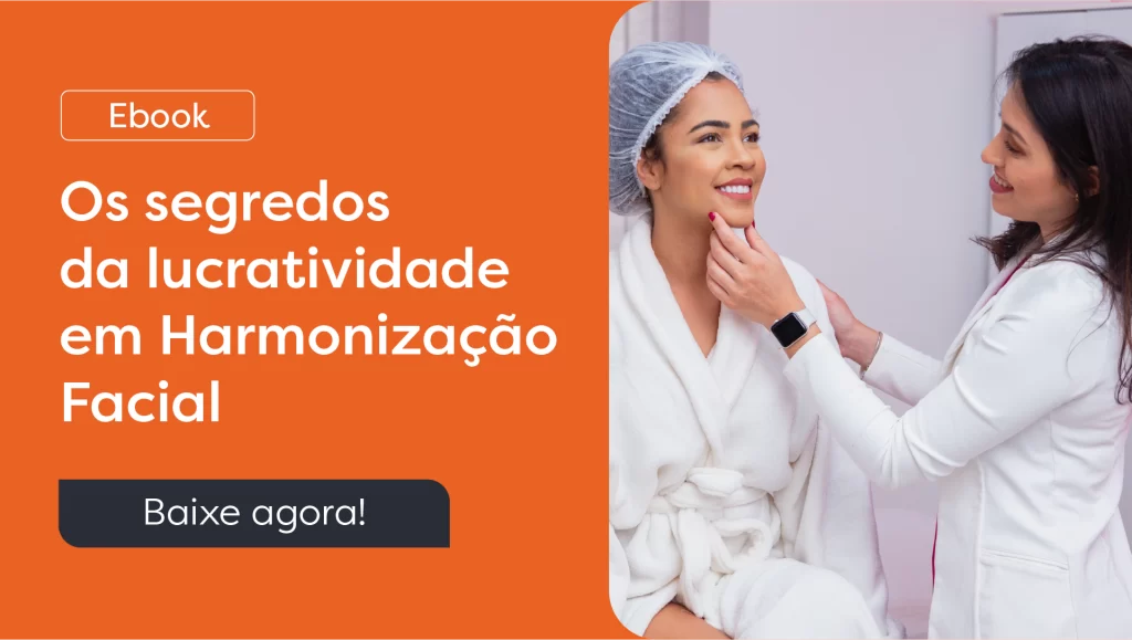 Mulher analisando Harmonização facial de paciente.