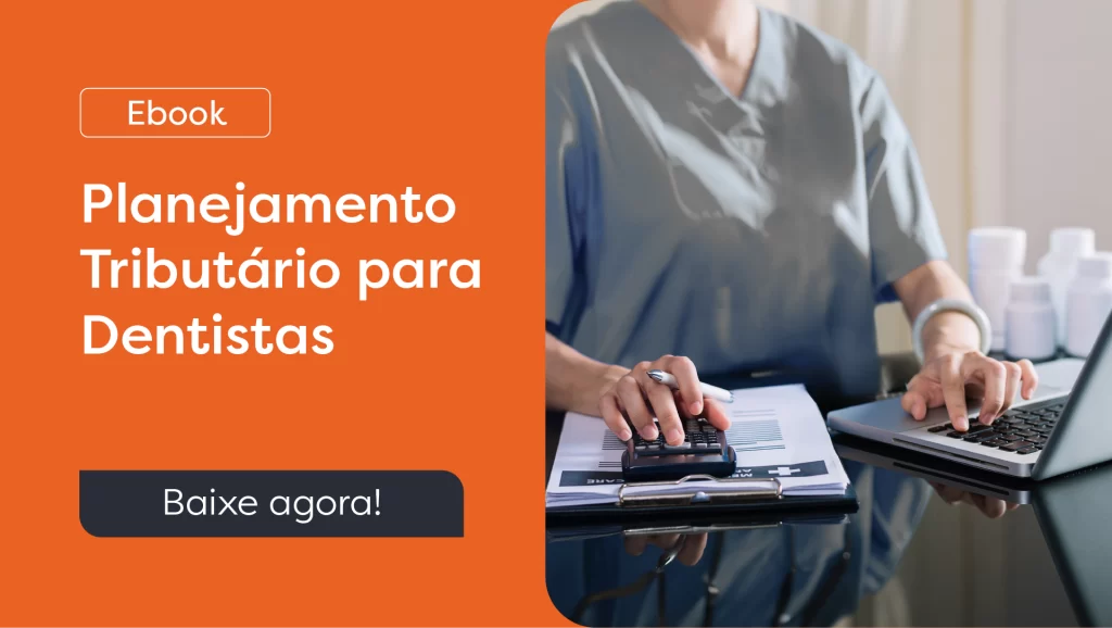 Mulher mexendo em notebook e em calculadora.