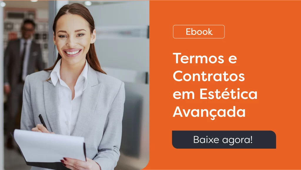 Mulher de social anotando algo no papel.