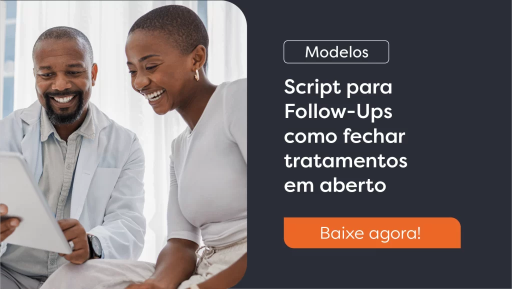 Homem mostrando tabllet para mulher e os dois estão rindo.
