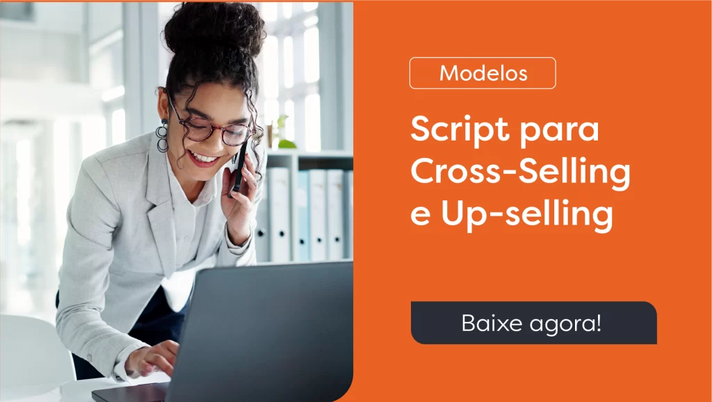 Mulher de social falando em telefone e mexendo em notebook.