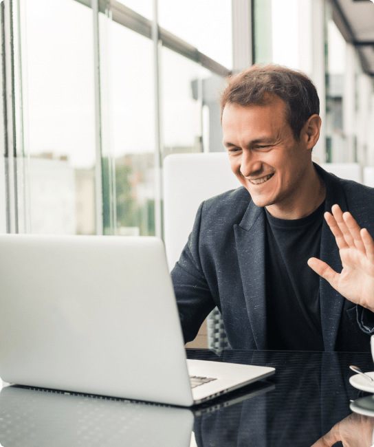Homem sorrindo olhando para o computador