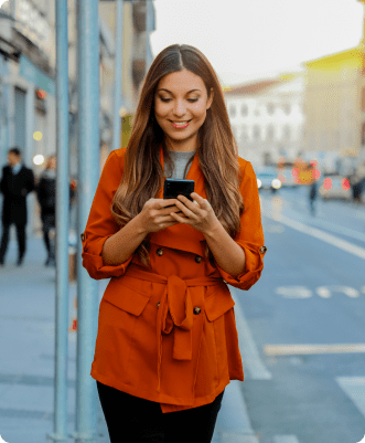 melhor software odontológico e de estética. mulher andando na rua e usando celular