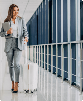 melhor software odontológico e de estética. mulher no aeroporto com laptop na mão