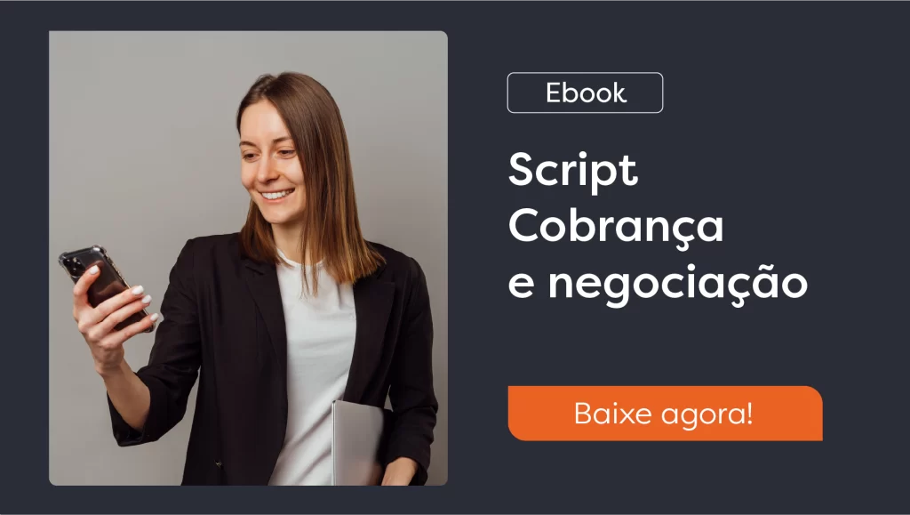 Mulher feliz olhando para seu celular e segurando uma pasta.