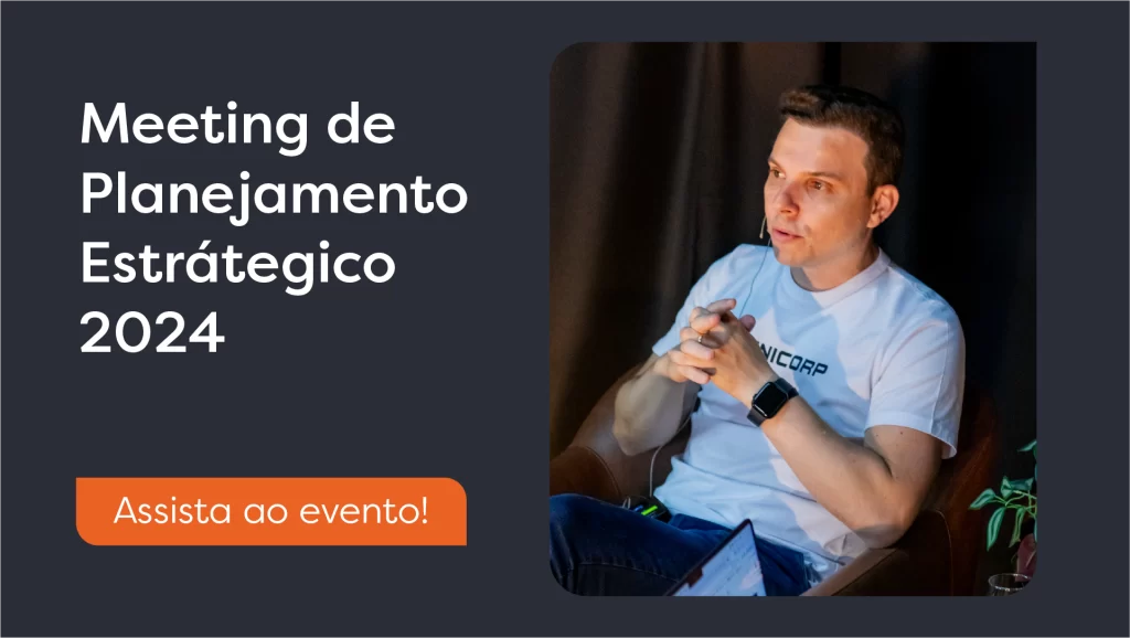 Homem sentado de camisa branca falando sobre planejamento.