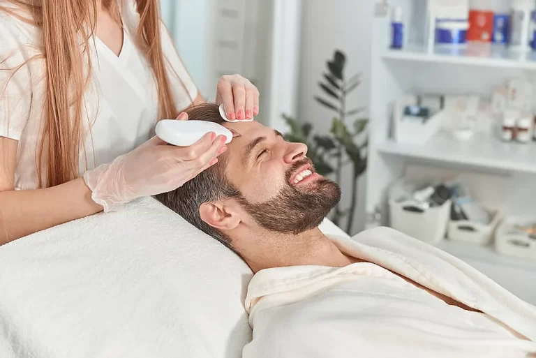 Experiência do paciente em estética. paciente homem realizando tratamento em uma clínica de estética.