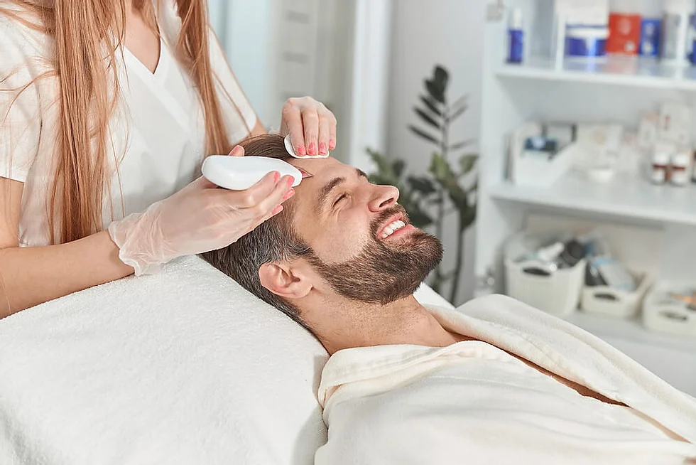 Experiência do paciente em estética. paciente homem realizando tratamento em uma clínica de estética.