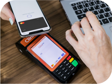 Melhor Software Odontológico. Maquininha Clinicorp Utilizando Pagamento com Cartão Digital