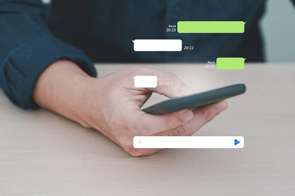 Atendimento automatizado. Homem usando o aplicativo de mensagens instantâneas no celular.