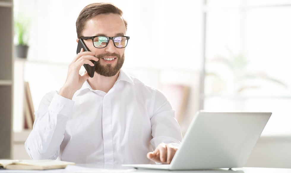 Consultoria odontológica. Consultor utilizando o computador e falando ao celular