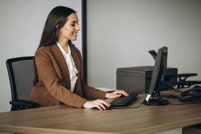 Marketing odontológico. Profissional dentista realizando o marketing odontológico do seu consultório no computador.