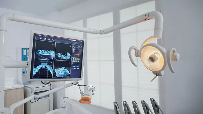 Radiologia odontológica na tela de um computador no consultório do dentista