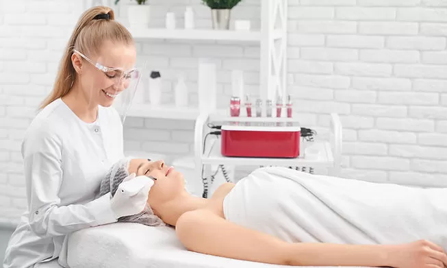 Dicas de estética, profissional de estética realizando procedimento facial na paciente.