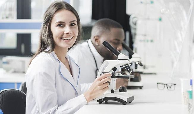 Biomedicina estética. Foto de biomédica mulher utilizando microscópio.