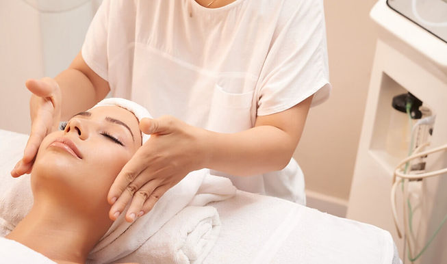 jovem mulher realizando procedimento de ozonioterapia