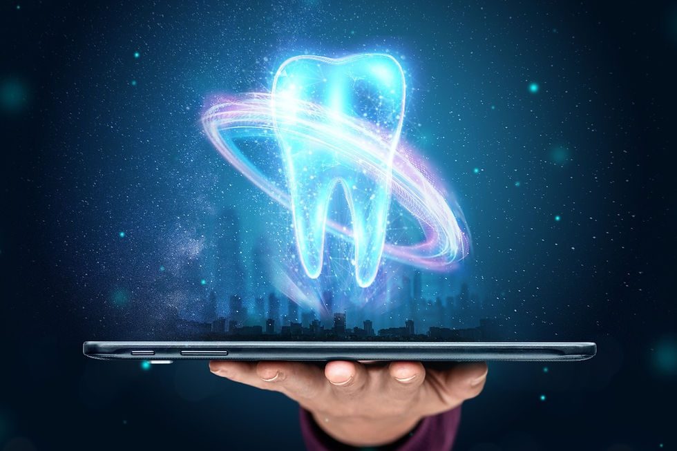 Clínica digital. Consultório de dentista com equipamentos para tratamento odontológico com radiografia mostrando resultado de exame
