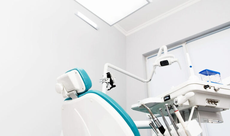 Produtos odontológicos. Fotos com vários acessórios odontológicos organizados lado a lado.