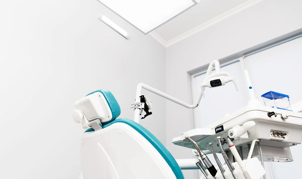 Produtos odontológicos. Fotos com vários acessórios odontológicos organizados lado a lado.