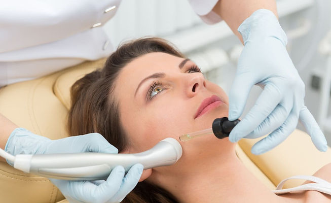 profissional realizando procedimentos de estética facial em uma mulher