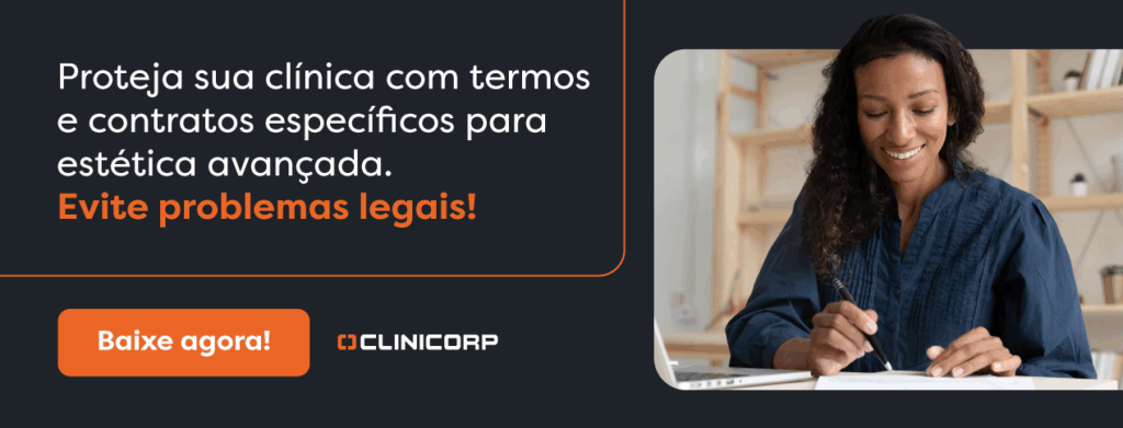 Banner promocional da Clinicorp sobre termos e contratos em estética avançada. À esquerda, o texto “Proteja sua clínica com termos e contratos específicos para estética avançada. Evite problemas legais!” em destaque, com botão laranja “Baixe agora!”. À direita, imagem de uma mulher sorridente escrevendo em um caderno ao lado de um notebook, transmitindo profissionalismo e confiança.