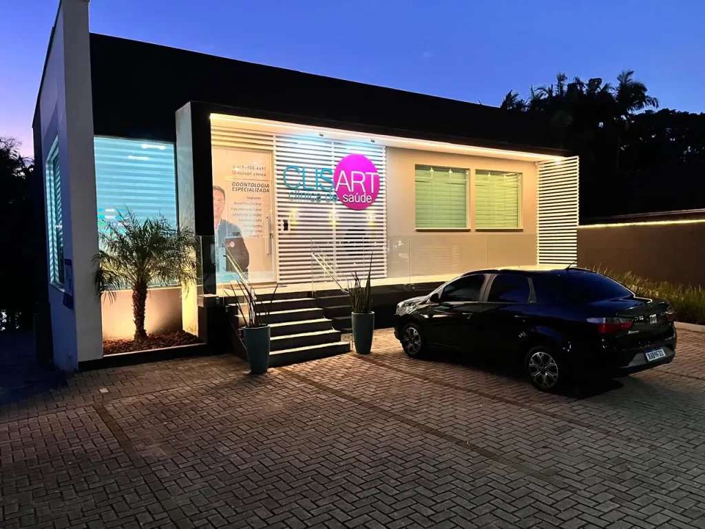 Fachada da Clisart a noite com as luzes ligadas.