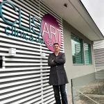 Dr. Luis de pé na fachada da Clisart.