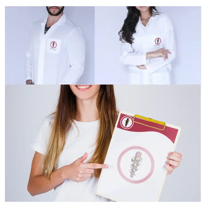 Imagem de dois profissionais vestindo jalecos brancos com o símbolo da odontologia bordado no bolso. Abaixo, uma mulher segura um receituário com o símbolo odontológico destacado no centro, representando a importância do emblema na identidade visual da clínica.