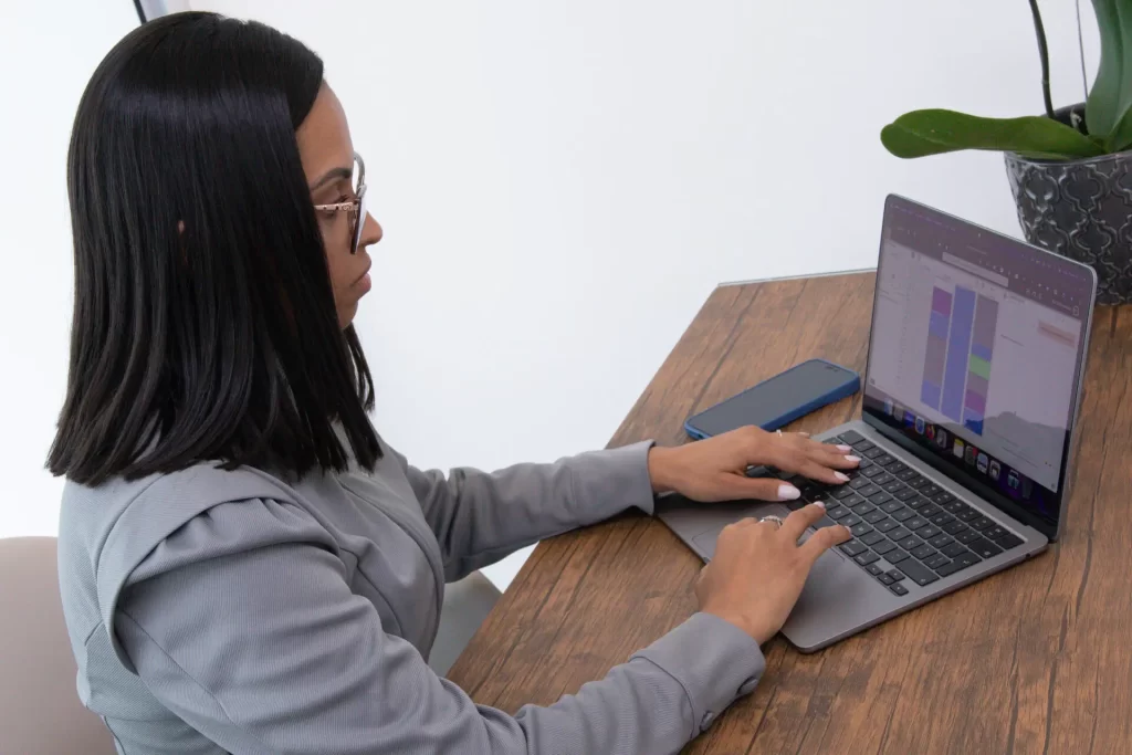 Dra. Beatriz da BCX Odontologia analisando os dados no software odontológico da Clinicorp. 