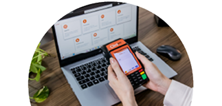 software odontologico. Homem usando maquininha clinipay sob notebook