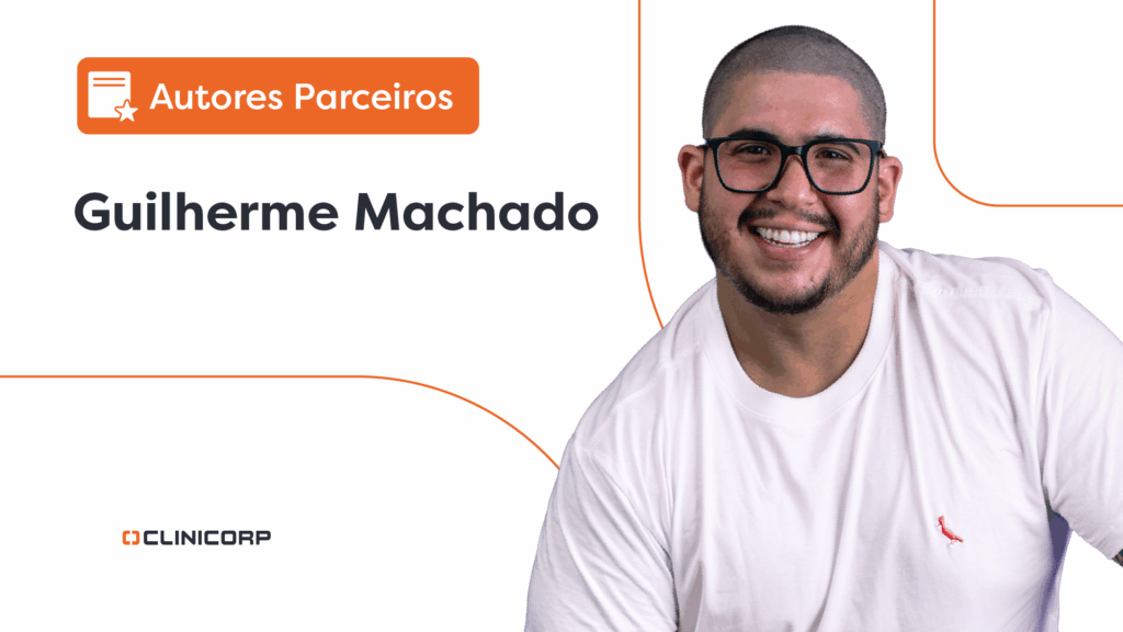 Banner com o título 'Autores Parceiros' e a foto de Guilherme Machado sorrindo, usando óculos e camiseta branca. A imagem possui elementos gráficos em laranja e branco, com o logotipo da Clinicorp no canto inferior esquerdo.