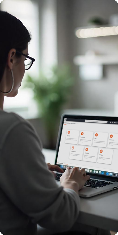 software odontologico. Mulher de costas enquanto trabalha em computador num escritório