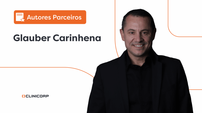 Homem sorridente vestindo terno preto e camisa preta, posicionado à direita da imagem. À esquerda, há um banner laranja com o texto “Autores Parceiros” e, logo abaixo, o nome “Glauber Carinhena” em destaque. No canto inferior esquerdo, está o logotipo da Clinicorp. O fundo é branco com linhas curvas finas na cor laranja.