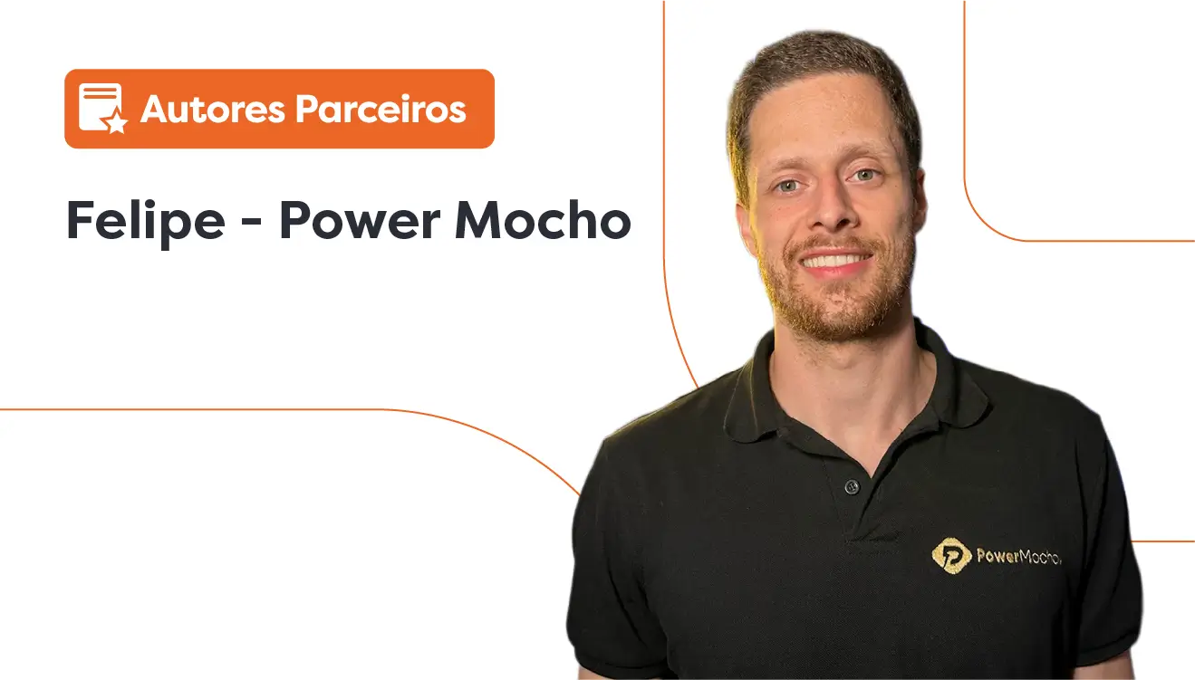 Homem sorridente vestindo camisa polo preta com o logotipo "Power Mocho", posicionado à direita da imagem. À esquerda, há um banner laranja com o texto "Autores Parceiros" e, abaixo dele, o nome "Felipe - Power Mocho" em destaque sobre fundo branco com linhas curvas em laranja.