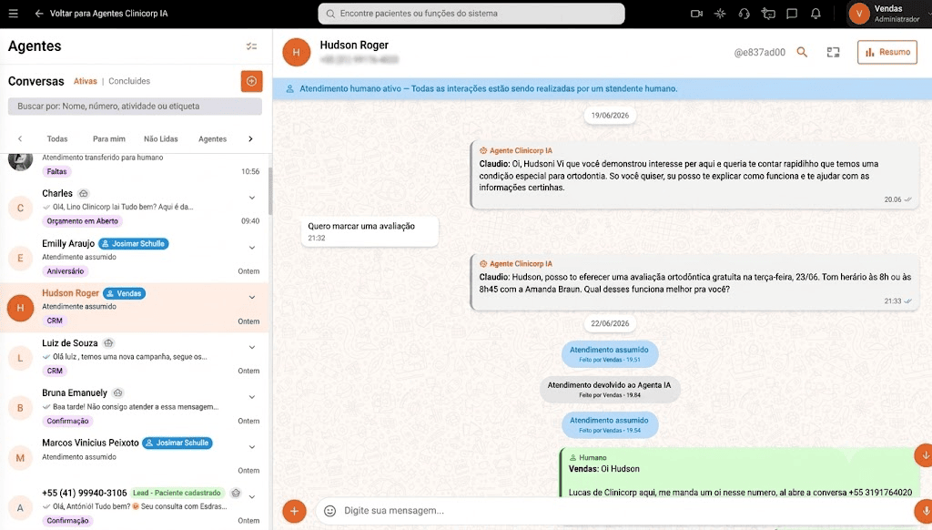 Imagem dos Agentes Clinicorp IA, exibindo painel de conversas do WhatsApp com atendimento automatizado a pacientes, incluindo agendamento de avaliações e transferência para atendente humano, software odontológico Clinicorp.