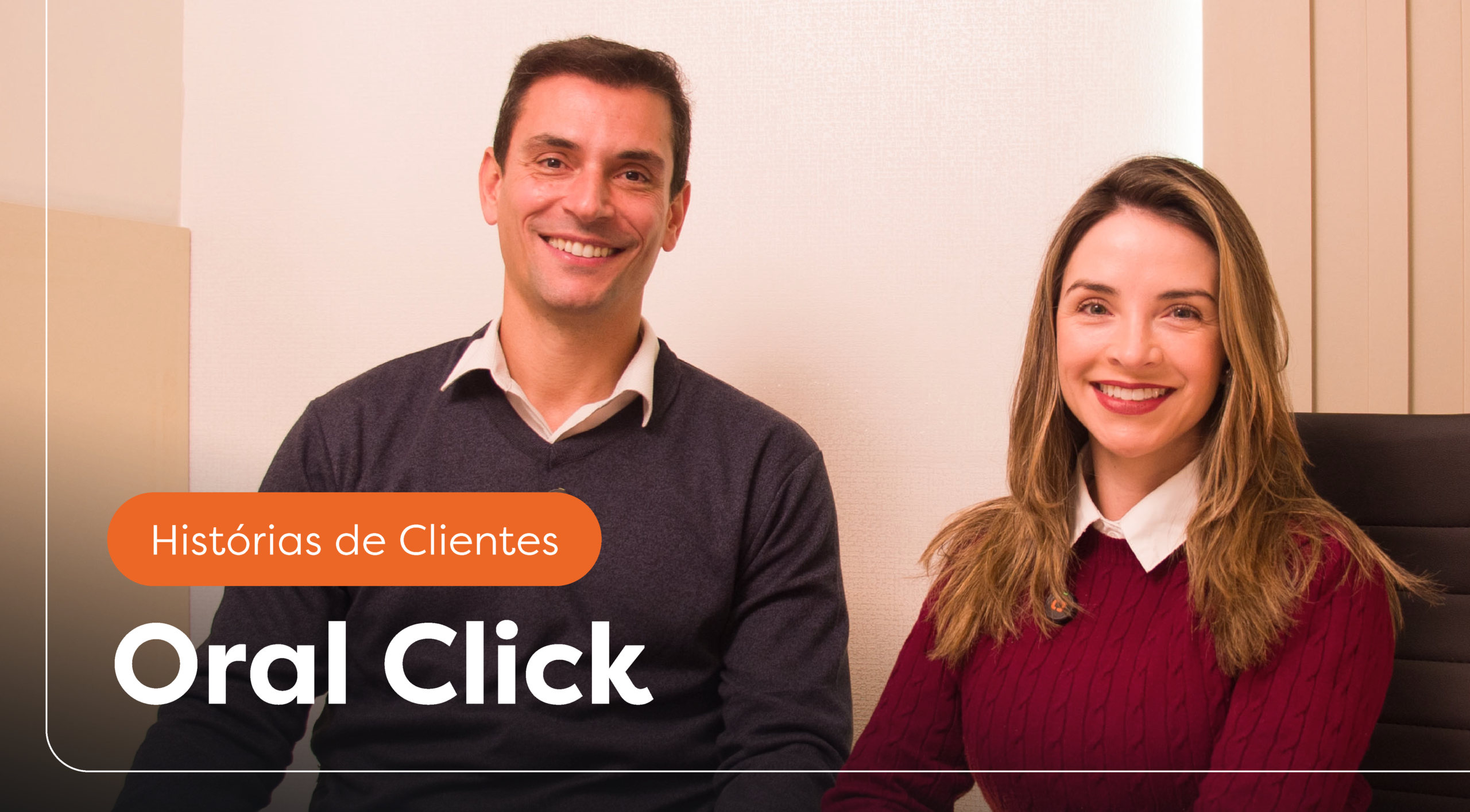 Clínica odontológica de sucesso: Mariana e Eduardo, proprietários da Oral Click, lado a lado na clínica em Curitiba, com o lettering