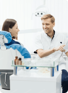 Dentista atendendo paciente em consultório com apoio do Clinicorp