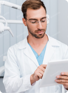 Dentista usando o Clinicorp IA em um tablet durante atendimento