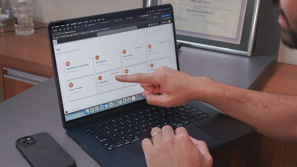 Felipe Bahls aponta para o CRC, Central de Relacionamento com o Cliente do software odontológico Clinicorp, usado na Bahls Odontologia para aumentar faturamento da clínica odontológica.