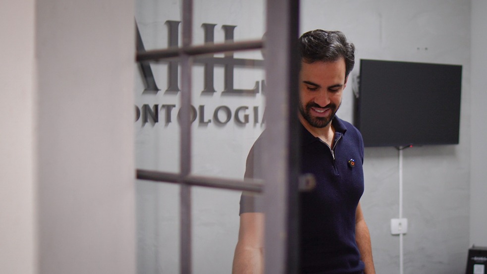 Felipe Bahls em sua sala na Bahls Odontologia, clínica que usa o software odontológico Clinicorp para aumentar faturamento da clínica odontológica.