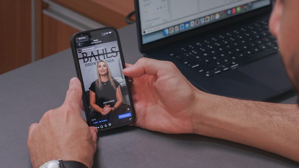 Celular exibe vídeo da equipe da Bahls Odontologia no Instagram, estratégia de Felipe Bahls para aumentar faturamento da clínica odontológica.