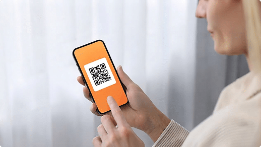 Paciente fazendo self check-in via QR Code pelo celular