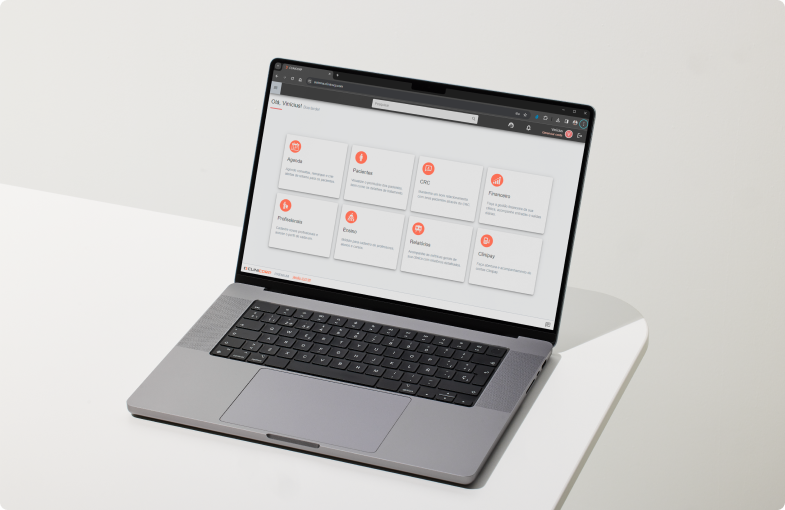 Planos Clinicorp. Fotografia de um notebook com o sistema Clinicorp aberto na tela.