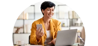 Profissional assinando documentos com certificado digital